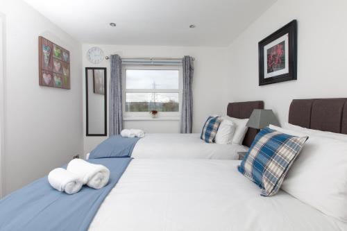 Super Prime Duloch - Dunfermline - 2 Bed Executive Apartment客房内的一张或多张床位