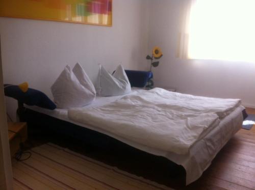 雷根Baumzelt am Waldesrand的一间卧室配有带白色床单和枕头的床。