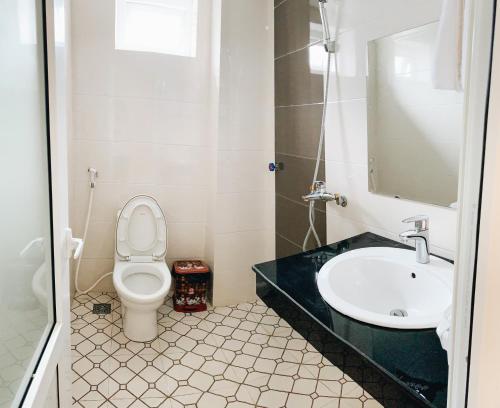 荣市Hoang Ngan 2 Hotel - TP. Vinh的浴室配有白色卫生间和盥洗盆。