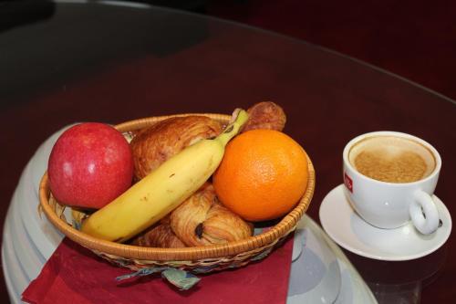 巴黎蒙马特莱吉纳酒店的一篮水果,苹果橙子和一杯咖啡