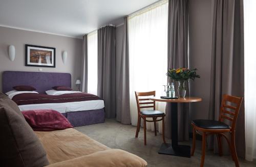 汉堡Hotel Hafentor的酒店客房带一张床、一张桌子和椅子
