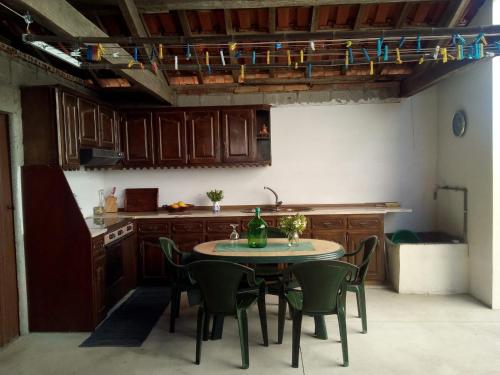 维拉·诺瓦·达·塞尔维尔Casa da Nanda的厨房配有桌椅