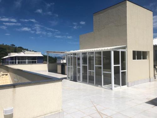曼加拉蒂巴Pousada Reserva do Sahy的一座带玻璃门的建筑,位于庭院