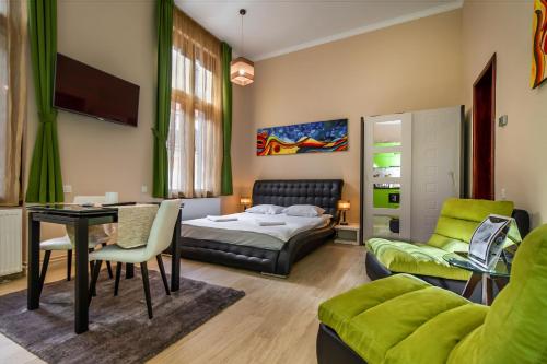 布拉索夫城市中心公寓式酒店的客厅配有床、桌子和沙发
