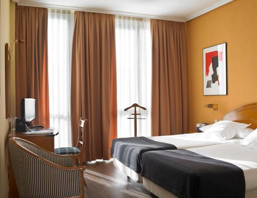 马亚达洪达美亚里哈达酒店的酒店客房设有两张床和窗户。