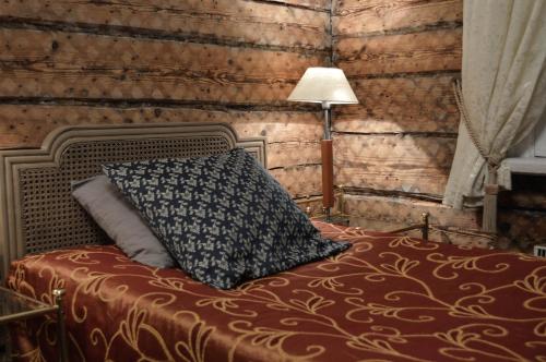 哈普萨卢Karja Tented Campsite的一间卧室配有一张带枕头的床