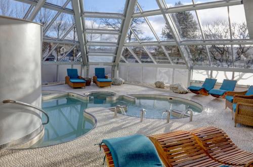兰戈伦Wild Pheasant Hotel & Spa的一座带椅子的建筑内的游泳池