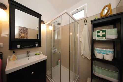 JuliãosCharming Cottage near Tavira的一间带玻璃淋浴和水槽的浴室