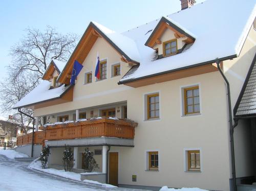 什科菲亚洛卡Turizem Loka - Hotel Loka的雪覆盖的房子,设有阳台