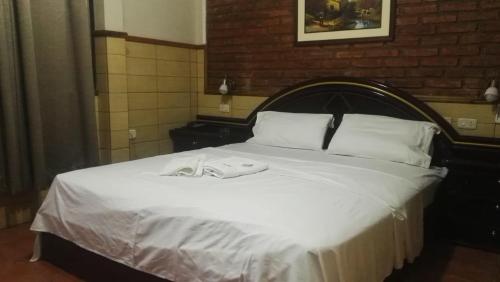 MonteroResidencial Pinocho的一间卧室配有一张床,床上有毛巾