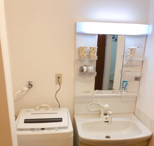 东京C.H.House的一间带水槽和镜子的小浴室