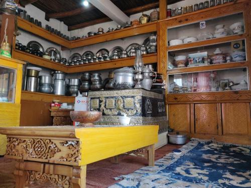 列城amir homestay的一间厨房,里面装满了锅碗瓢盆