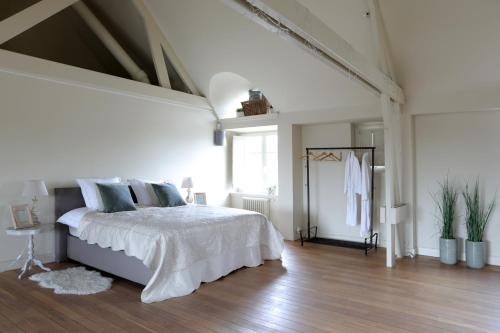 MelseleThe Loft的白色的卧室设有床和大窗户