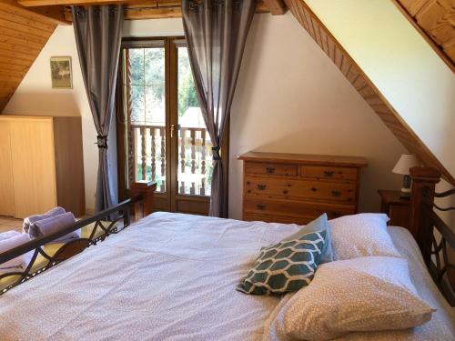 盖布维莱尔Buhl de Bonheur的一间卧室设有一张床和一个窗口