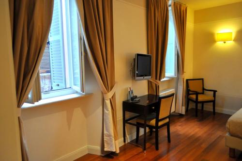 阿斯科利皮切诺阿尔伯格桑特艾米蒂欧酒店的客房设有书桌、电视和窗户。