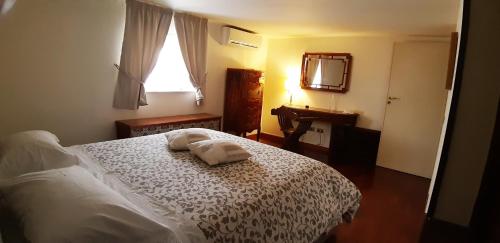 巴勒莫Casa de Spuches的一间卧室配有一张床,上面有两条毛巾