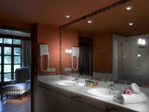 卡索拉卡索拉旅馆的一间带两个盥洗盆和大镜子的浴室