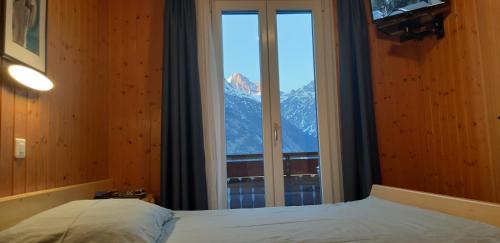 Eischoll艾绍尔住宿加早餐旅馆的卧室设有山景窗户