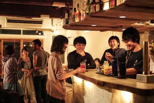 东京Guesthouse toco的一群人站在酒吧周围