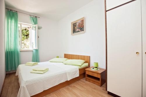 塞尔察Villa Sarah的白色的卧室设有床和窗户
