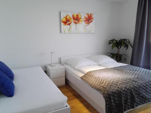 慕尼黑My room serviced apartment-Messe的一间卧室设有两张床,墙上挂着一幅画