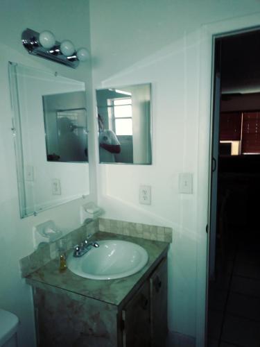 劳德代尔堡Newly Furnished Large, Clean, Quiet Private Unit的一间带水槽和镜子的浴室