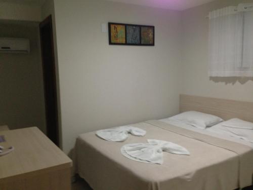 福塔莱萨福塔雷萨滨海酒店的一间设有床铺和毛巾的房间