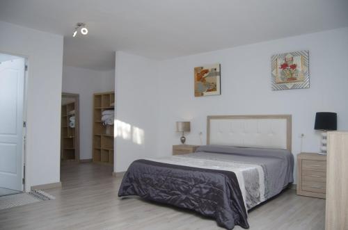 纳萨雷特Casa Mirlo的一间白色客房内的床铺卧室