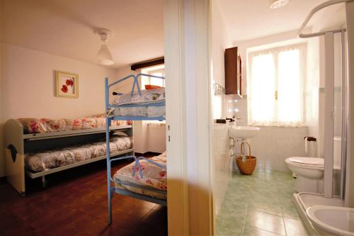 OrtonovoCasa Morellini的带两张双层床和一间浴室的客房