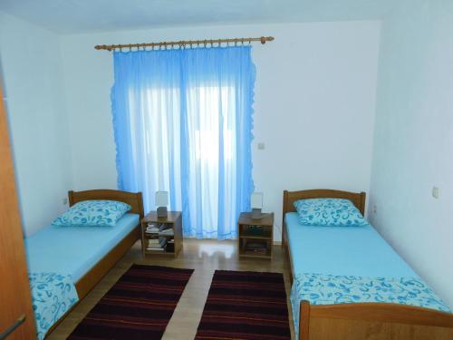 珀德垂那Apartment Mršo的一间卧室设有两张床和窗户。