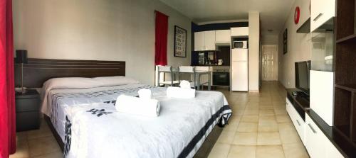 阿德耶Mareverde, Costa Adeje, pool view terrace的一间带大床的卧室和一间厨房