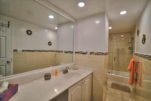 好莱坞好莱坞海滨公寓的一间带水槽和淋浴的浴室