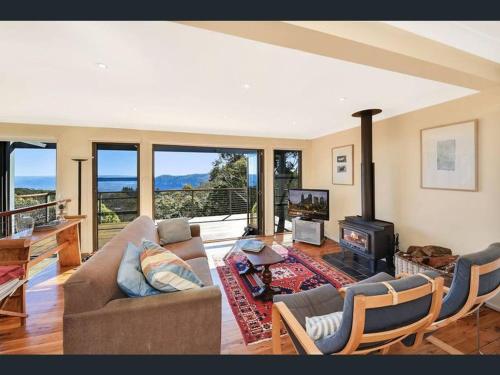 肯图巴Narrow Neck Views - Peaceful 4 Bedroom Home with Stunning Views!的带沙发和壁炉的客厅