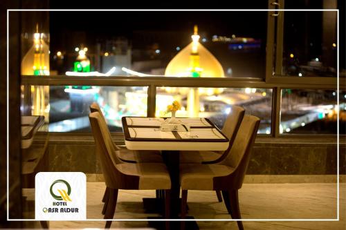 Qasr AlDur Hotel餐厅或其他用餐的地方