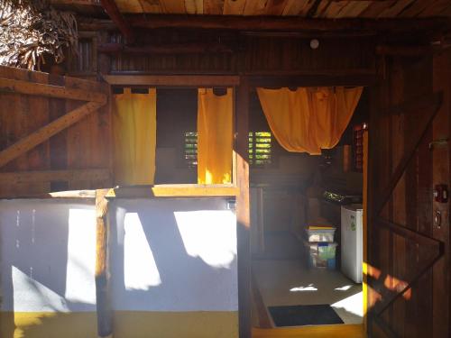 贝岛CHEZ ALEX的通往黄色窗帘的房间的敞开门