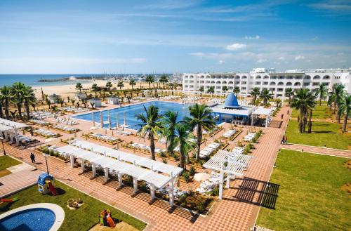哈马马特Occidental Marco Polo的享有带游泳池和海滩的度假村的空中景致