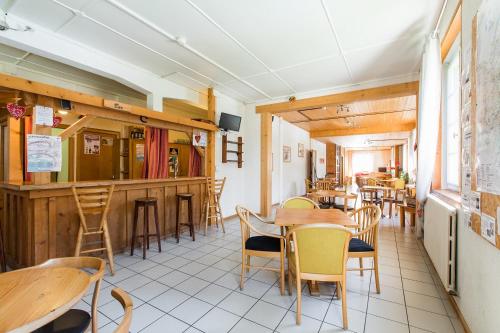 西克斯特萨瓦尼村庄假日酒店的一间带桌椅的餐厅和一间酒吧