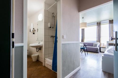 柏林时尚公寓的带淋浴和盥洗盆的浴室