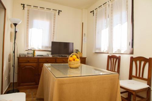 埃尔托尔诺阿布拉帕斯托拉酒店的厨房配有一张桌子,上面有一篮水果
