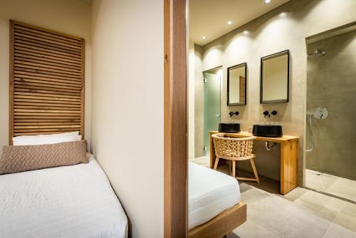 费拉圣乔吉奥酒店的一间卧室配有一张床和一张带镜子的书桌