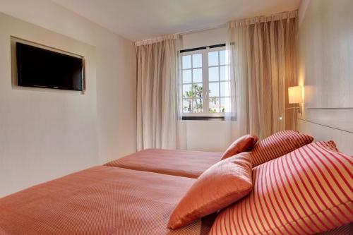 松霍里吉尔梅诺卡岛俱乐部集团酒店的酒店客房设有床和窗户。