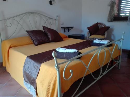 贡内萨Il Vigneto B&B的一间卧室配有一张带金属框架的床