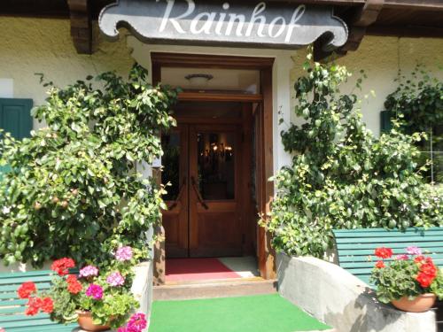 基茨比厄尔雷霍夫旅馆的鲜花和植物的房子的前门