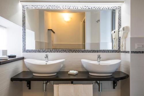 卡拉古诺内米拉帕雅酒店的一间带两个盥洗盆和大镜子的浴室