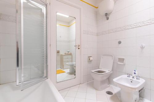 卡普里La Gioiella Capri的浴室配有卫生间、盥洗盆和淋浴。