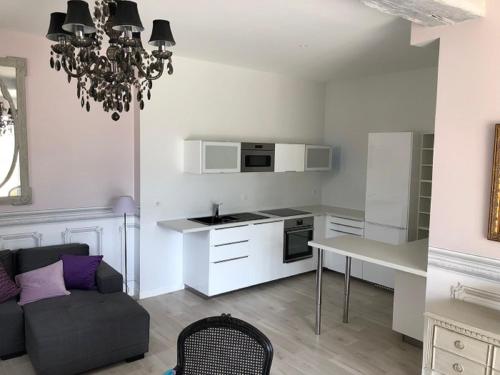 阿宰勒里多Domaine Plessis Gallu - vacation cottage rental的厨房以及带沙发和桌子的客厅。