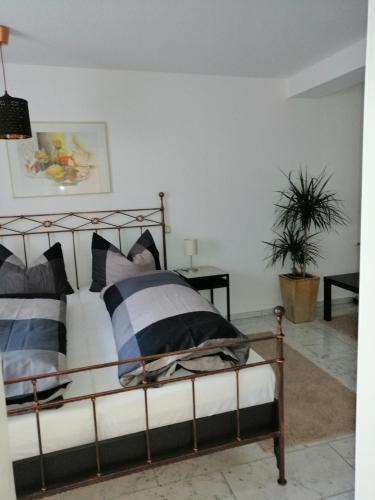 格拉登巴赫Hinterländer Schweiz的一间卧室配有一张带黑白枕头的床