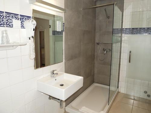 拉戈斯玛阿祖尔酒店的白色的浴室设有水槽和淋浴。