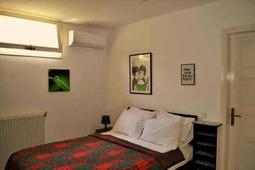 卡尼奥提Seaside View Villa的一间卧室设有一张床和一个窗口