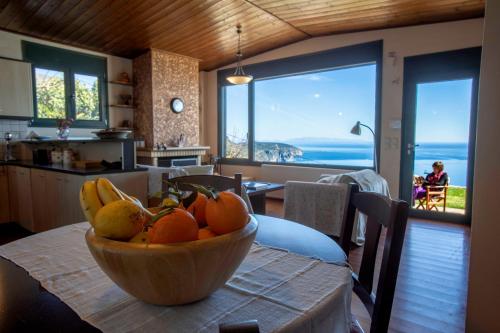 AkhladheríAegean Panorama Apartments的厨房里的桌子上放着一碗水果
